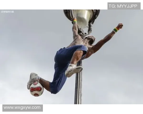 从街头到绿茵场:一位足球明星的成长历程与心路历程